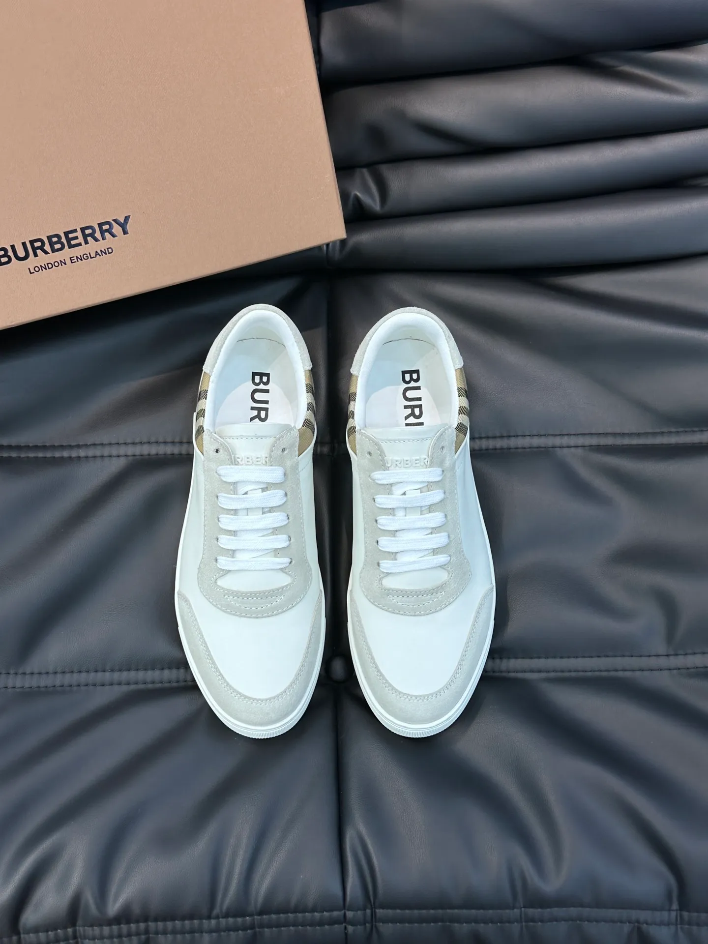 Men's shoes 💰p380 Men's classic low-top sneakers from "burberr*" are reinterpreted with Vintage retro plaid cotton and cowhide materials, and are decorated with a new brand logo. First-layer sheepskin lining, embossed Burberry lettering logo on the heel, T men's shoes 💰pU original outsole! Size: 38-44 (45 46 customized)